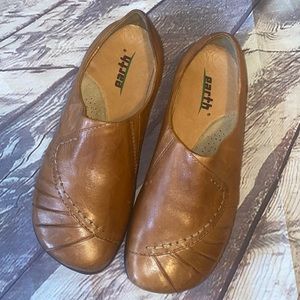Earth Sprits Misty Women Sz 6B  Slip On Leather Shoes